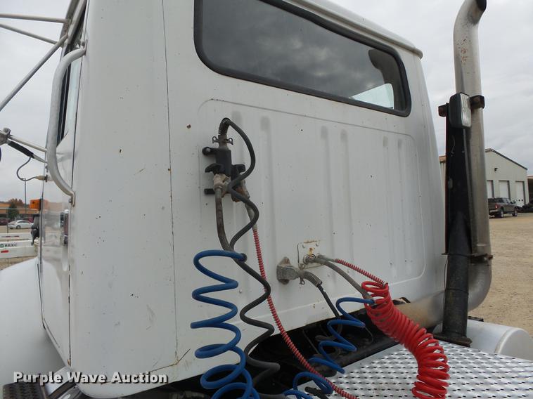 image for item DD2450 1995 International 8200 semi truck