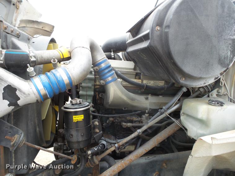 image for item DD2450 1995 International 8200 semi truck