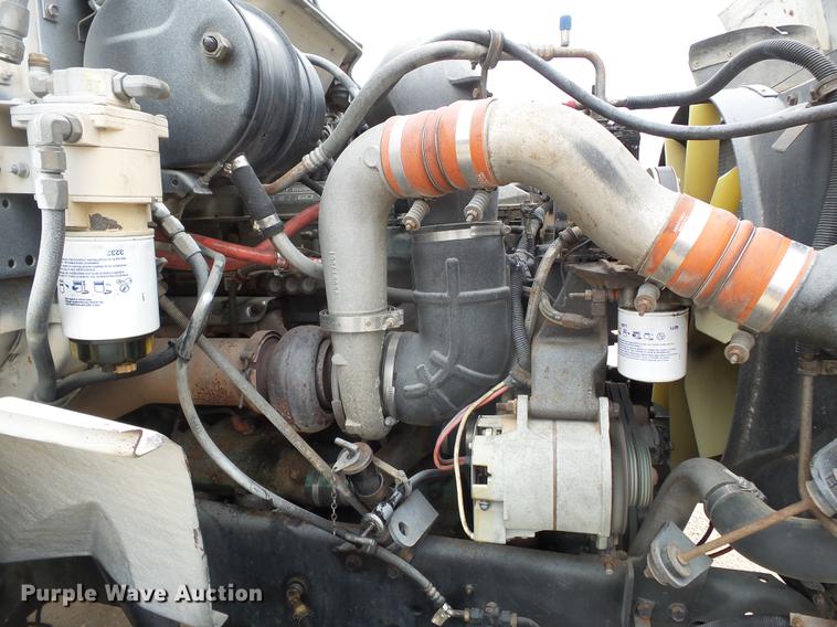 image for item DD2450 1995 International 8200 semi truck