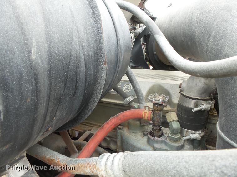 image for item DD2450 1995 International 8200 semi truck