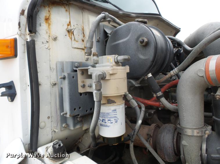 image for item DD2450 1995 International 8200 semi truck