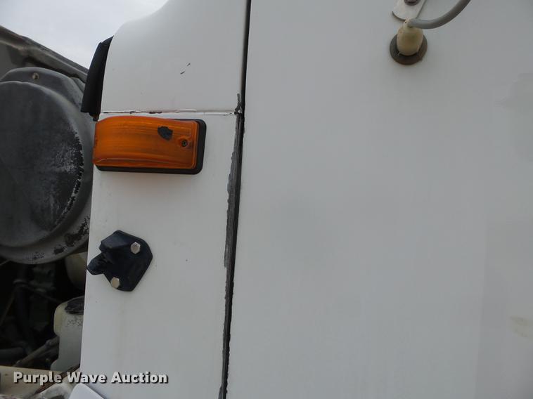 image for item DD2450 1995 International 8200 semi truck