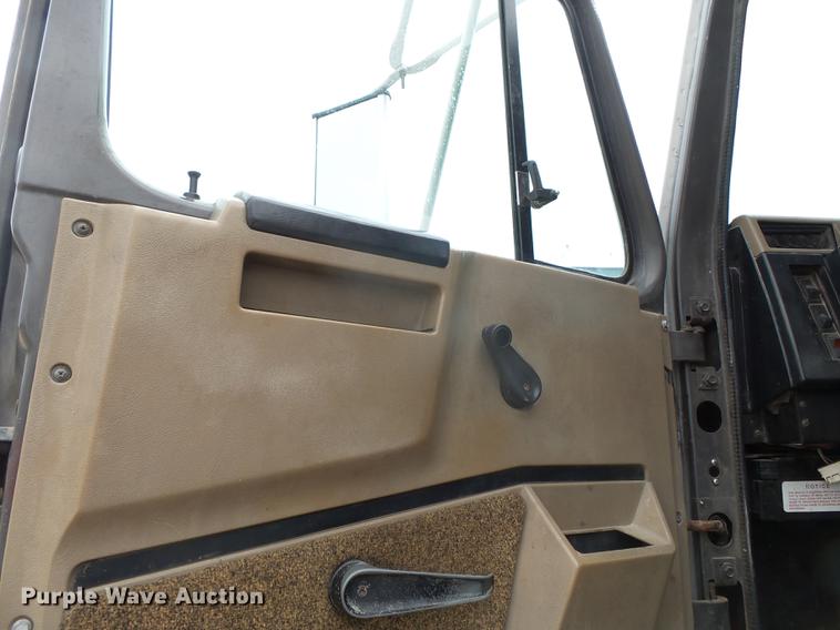 image for item DD2450 1995 International 8200 semi truck