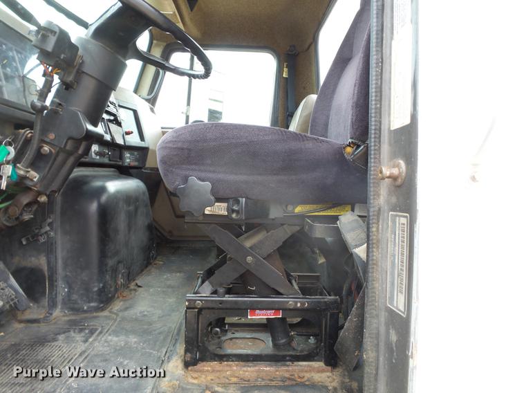 image for item DD2450 1995 International 8200 semi truck