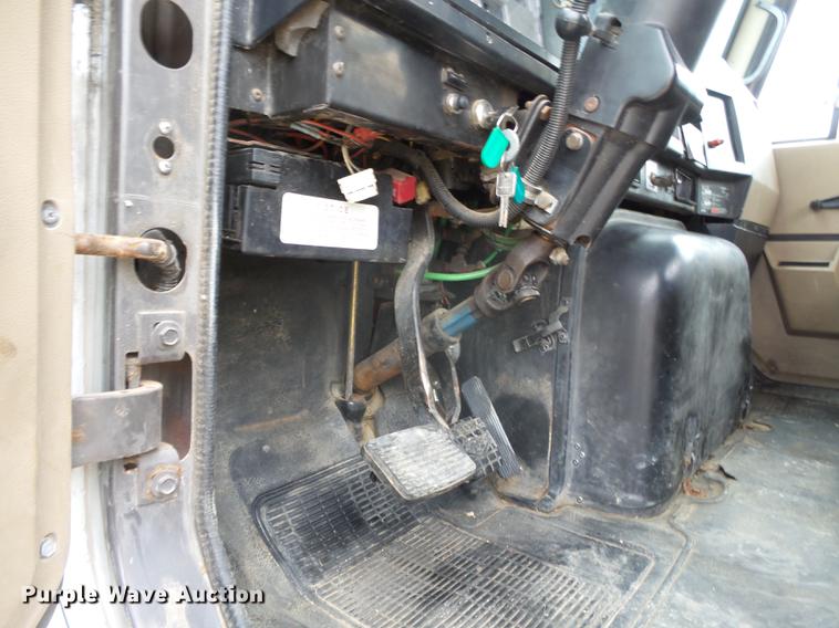 image for item DD2450 1995 International 8200 semi truck