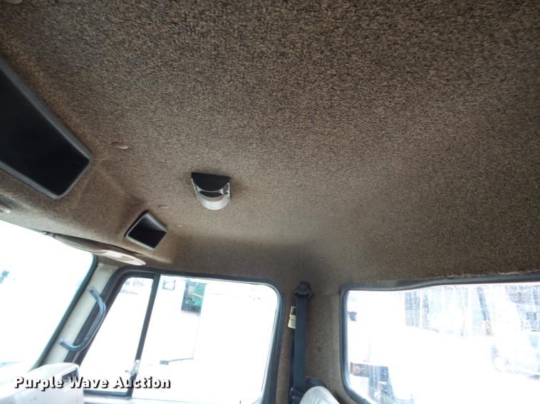 image for item DD2450 1995 International 8200 semi truck