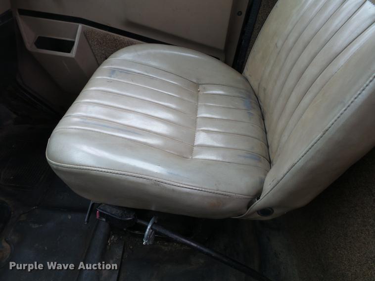 image for item DD2450 1995 International 8200 semi truck