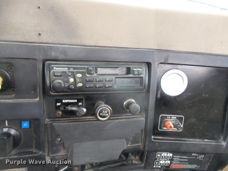 image for item DD2450 1995 International 8200 semi truck