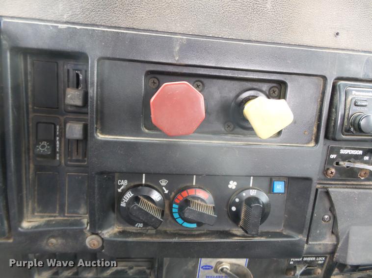 image for item DD2450 1995 International 8200 semi truck