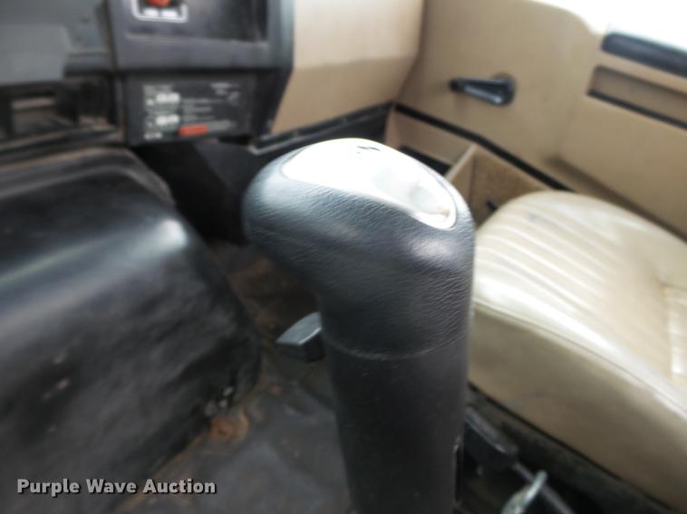 image for item DD2450 1995 International 8200 semi truck