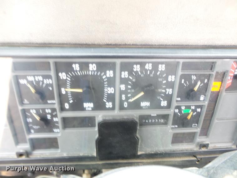 image for item DD2450 1995 International 8200 semi truck