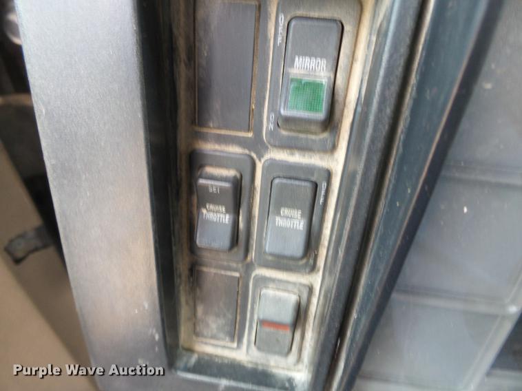 image for item DD2450 1995 International 8200 semi truck