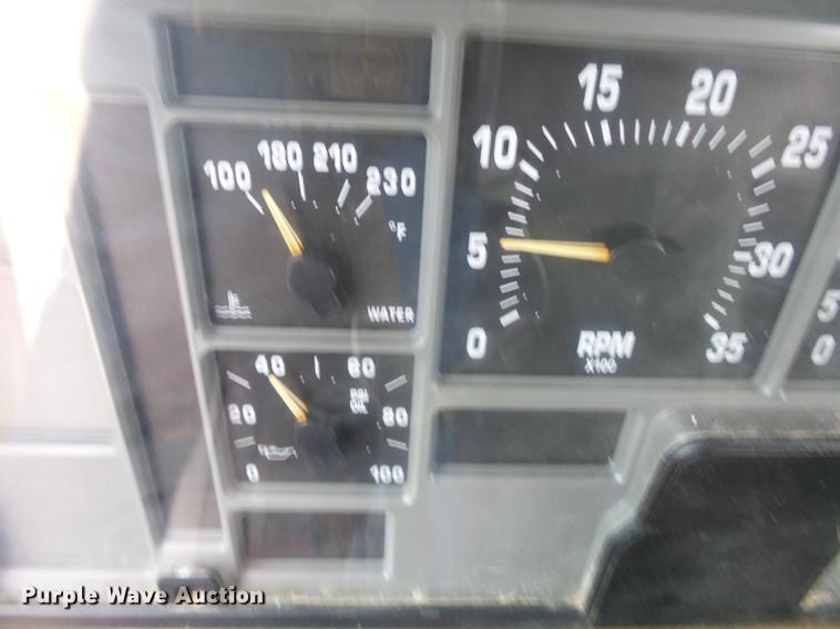 image for item DD2450 1995 International 8200 semi truck