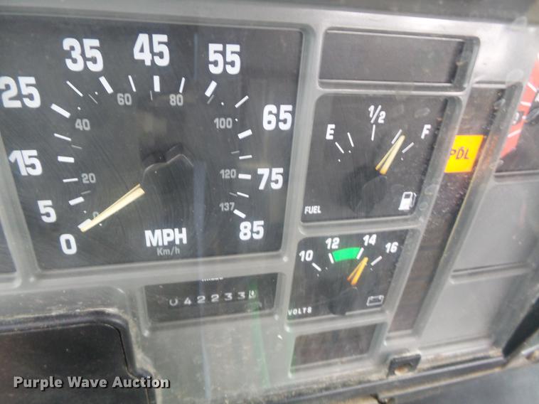 image for item DD2450 1995 International 8200 semi truck