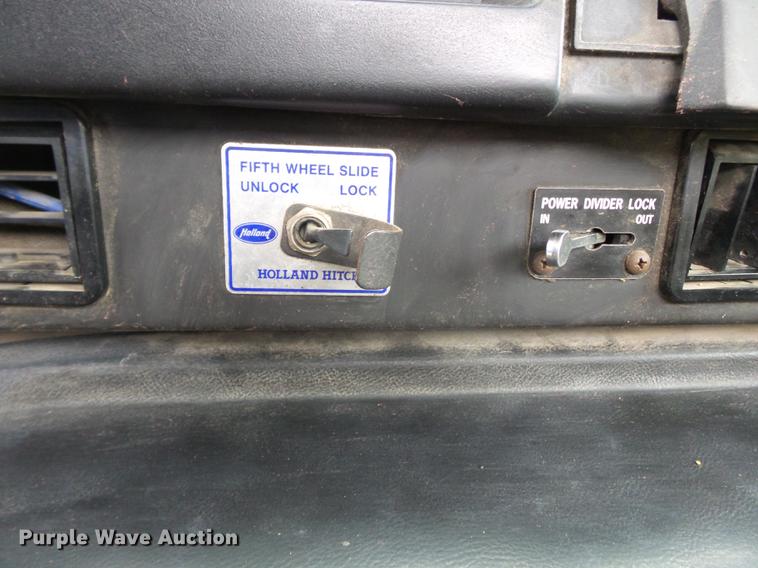 image for item DD2450 1995 International 8200 semi truck