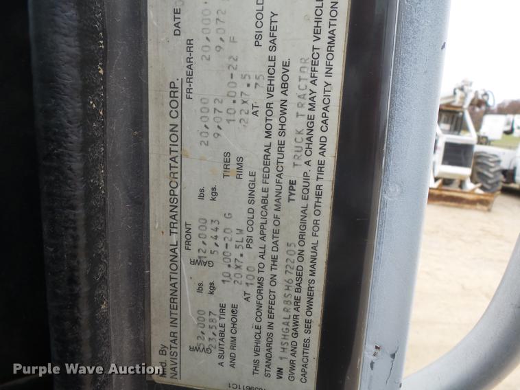 image for item DD2450 1995 International 8200 semi truck