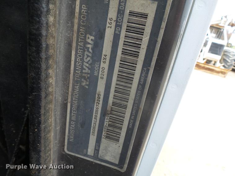 image for item DD2450 1995 International 8200 semi truck