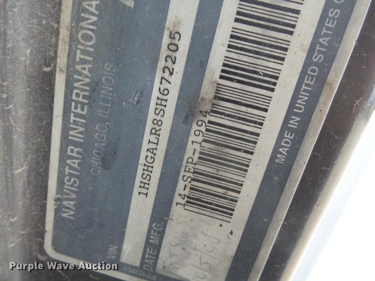 image for item DD2450 1995 International 8200 semi truck