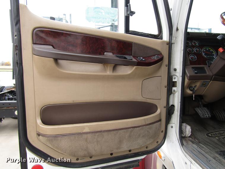 image for item DD3786 2003 Freightliner Coronado semi truck