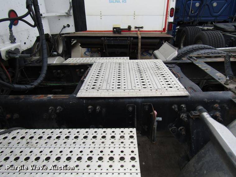 image for item DD3786 2003 Freightliner Coronado semi truck