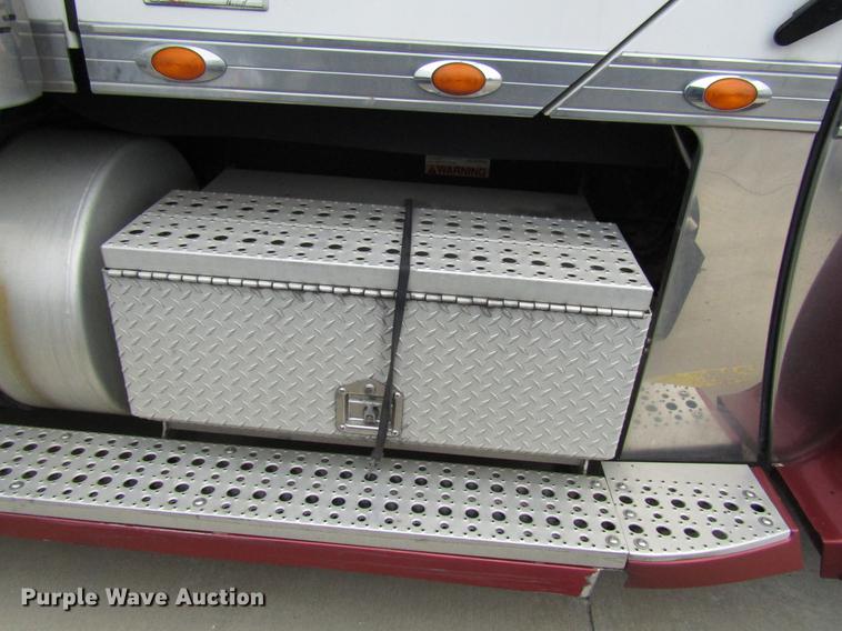 image for item DD3786 2003 Freightliner Coronado semi truck