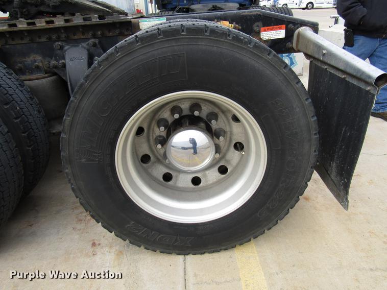 image for item DD3786 2003 Freightliner Coronado semi truck