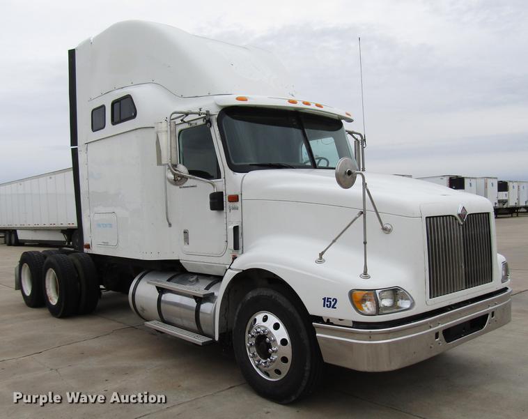 image for item DD3787 2007 International 9400i semi truck