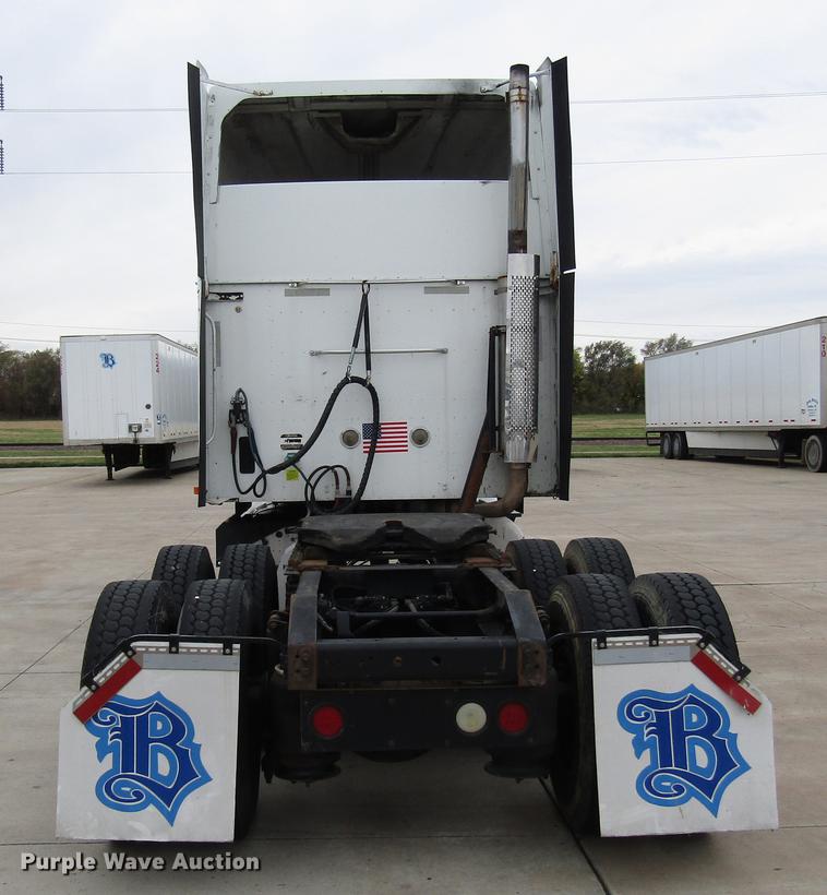 image for item DD3787 2007 International 9400i semi truck