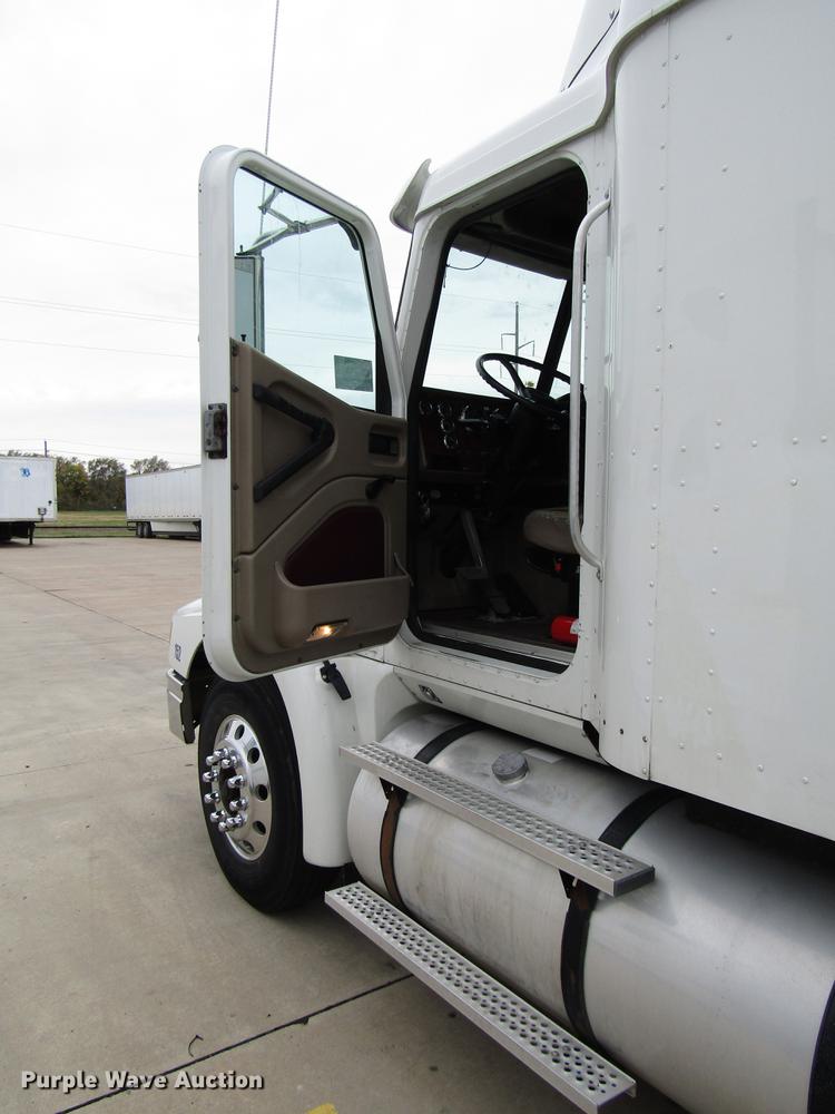 image for item DD3787 2007 International 9400i semi truck