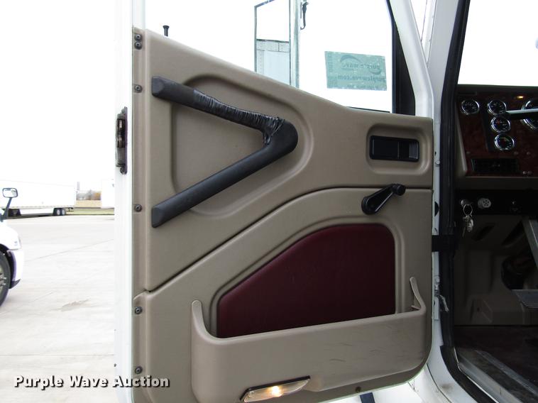 image for item DD3787 2007 International 9400i semi truck