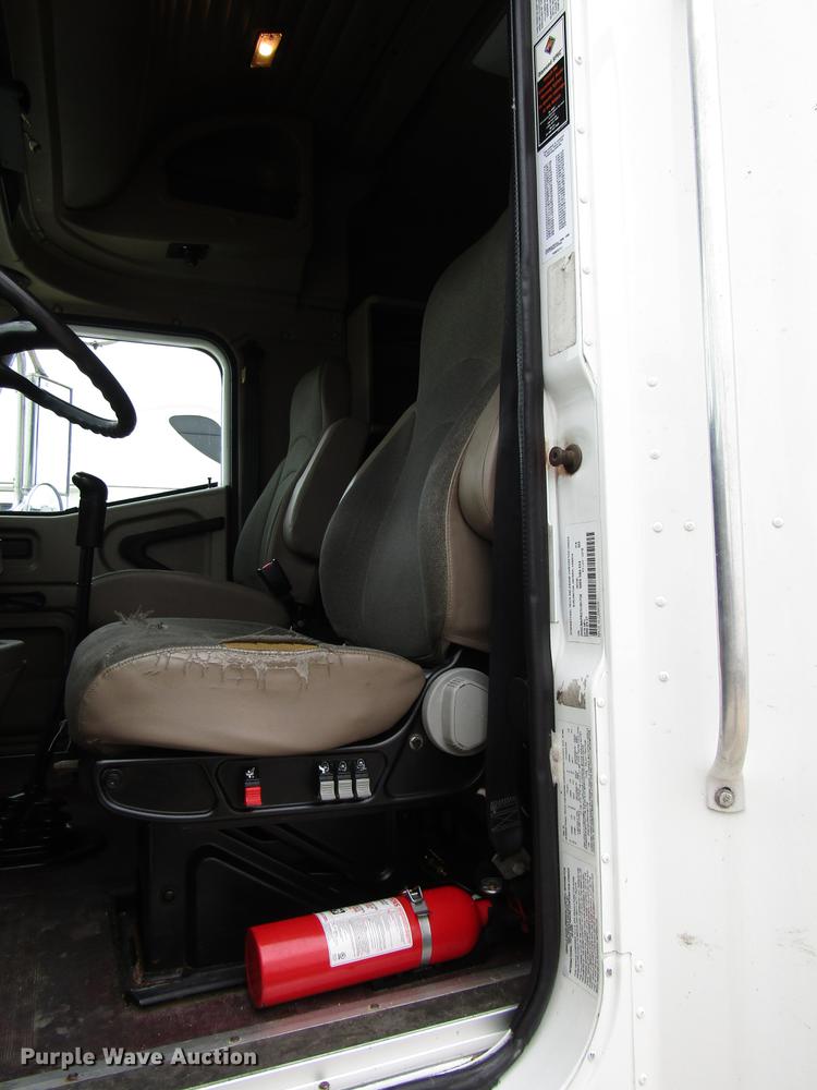 image for item DD3787 2007 International 9400i semi truck