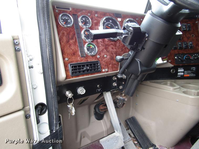 image for item DD3787 2007 International 9400i semi truck