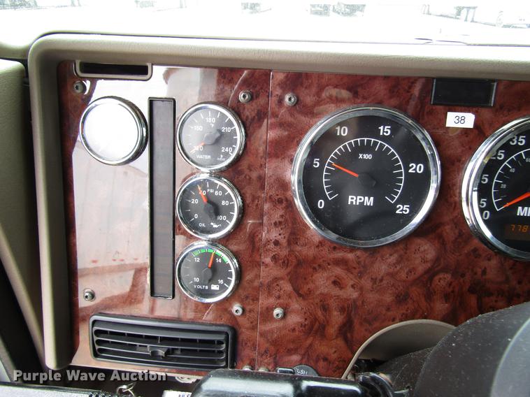 image for item DD3787 2007 International 9400i semi truck