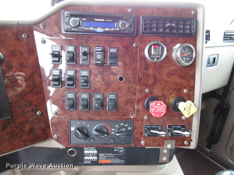 image for item DD3787 2007 International 9400i semi truck