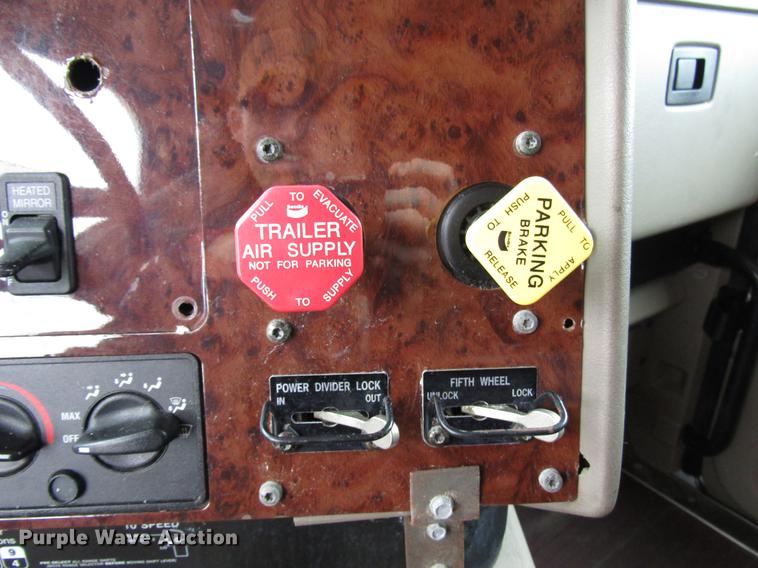 image for item DD3787 2007 International 9400i semi truck