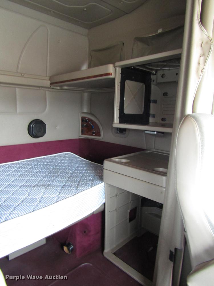 image for item DD3787 2007 International 9400i semi truck