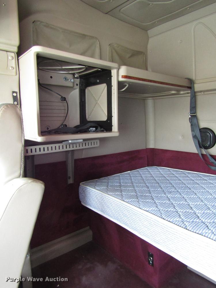 image for item DD3787 2007 International 9400i semi truck