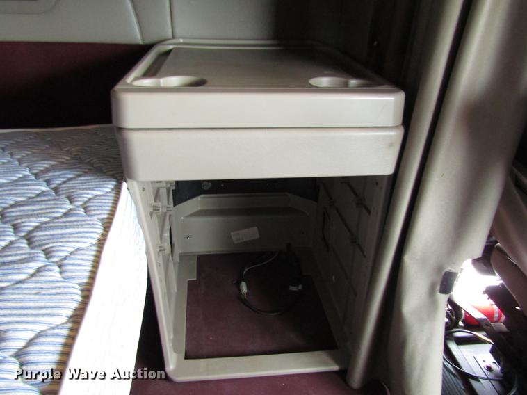 image for item DD3787 2007 International 9400i semi truck