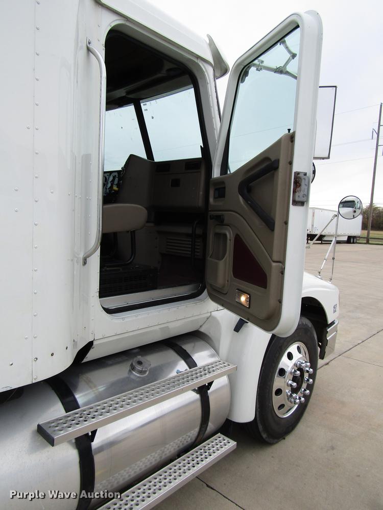 image for item DD3787 2007 International 9400i semi truck