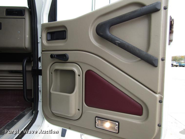 image for item DD3787 2007 International 9400i semi truck