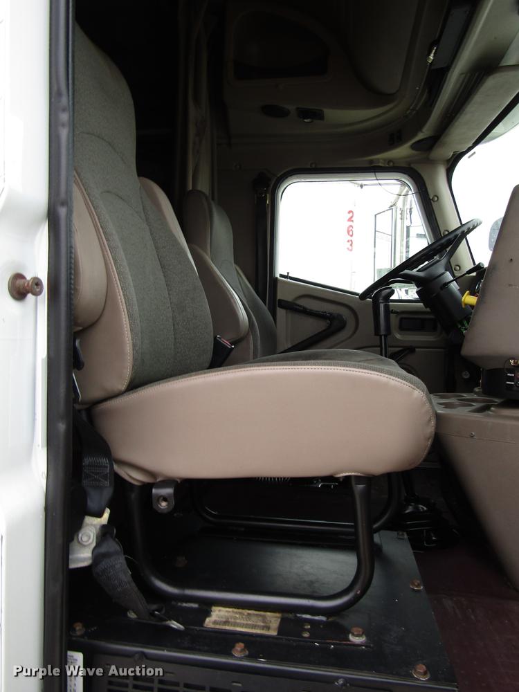 image for item DD3787 2007 International 9400i semi truck