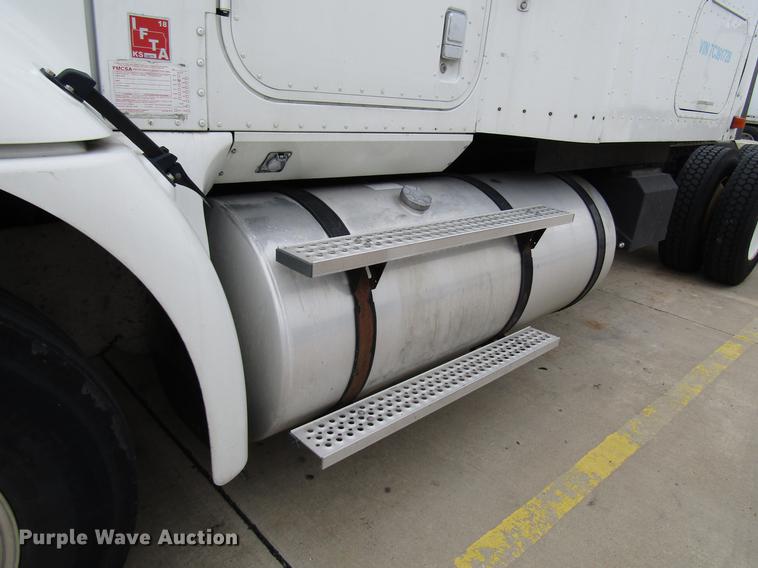 image for item DD3787 2007 International 9400i semi truck