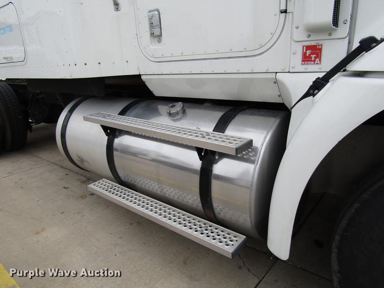 image for item DD3787 2007 International 9400i semi truck