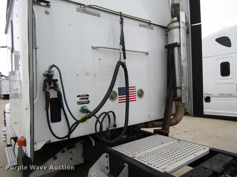 image for item DD3787 2007 International 9400i semi truck