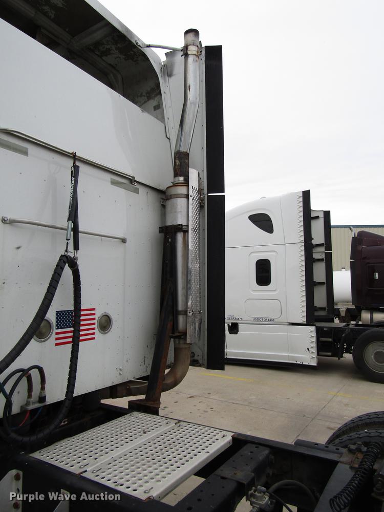 image for item DD3787 2007 International 9400i semi truck