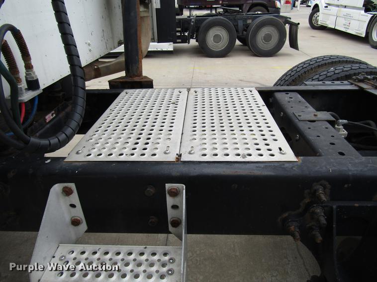 image for item DD3787 2007 International 9400i semi truck