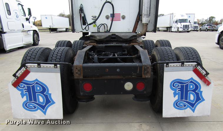 image for item DD3787 2007 International 9400i semi truck