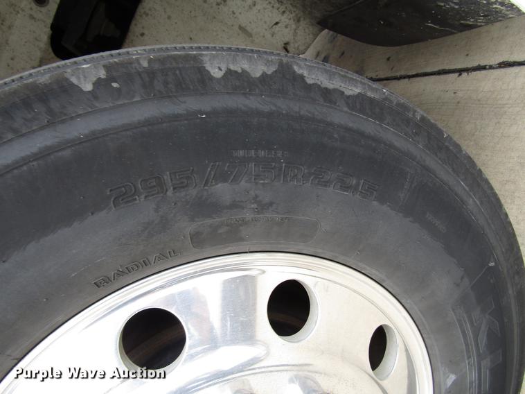 image for item DD3787 2007 International 9400i semi truck