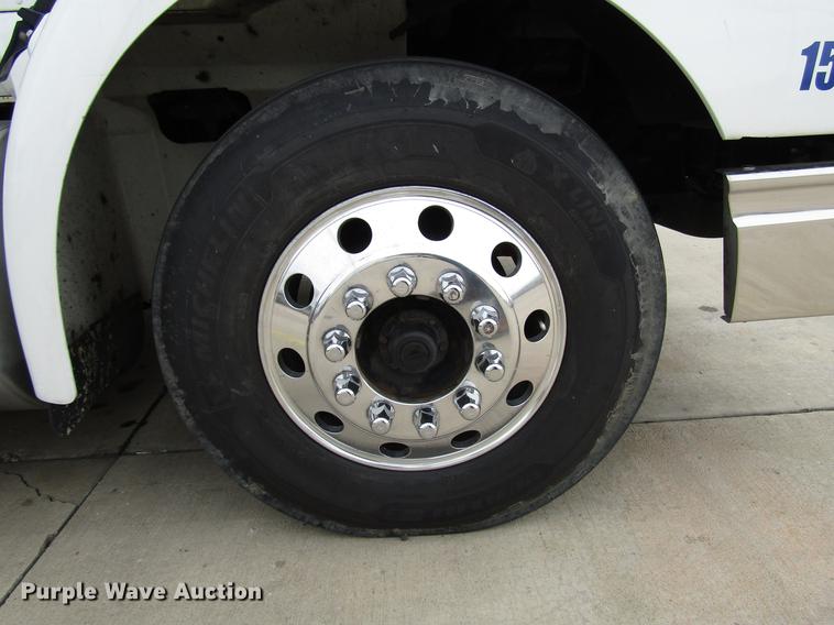 image for item DD3787 2007 International 9400i semi truck