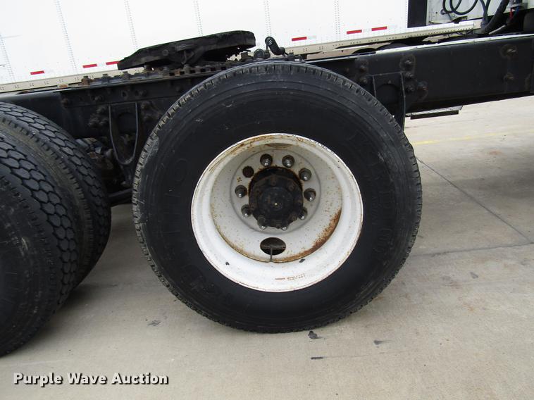 image for item DD3787 2007 International 9400i semi truck